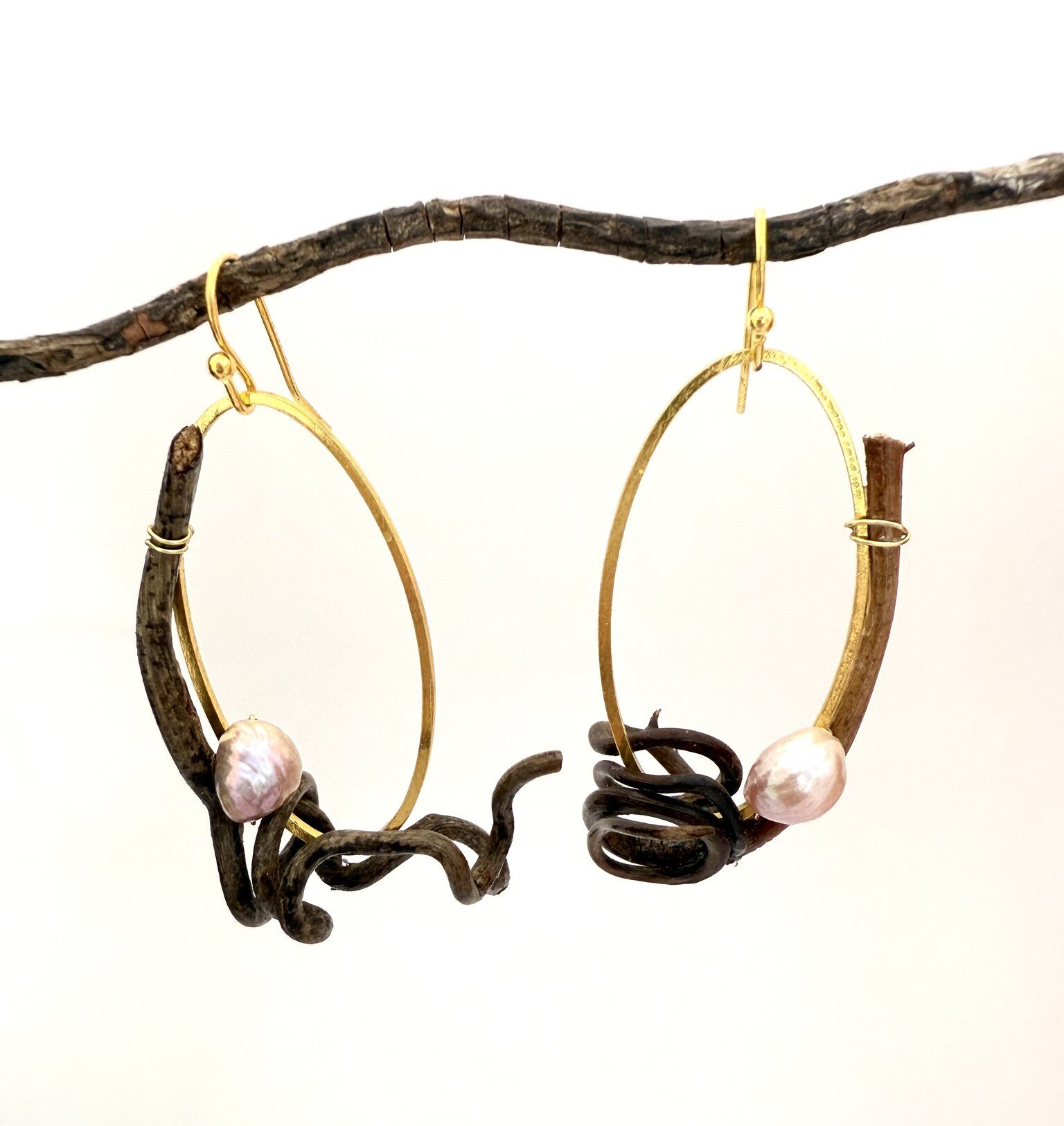 pendientes de zarcillos de viña con perla rosa