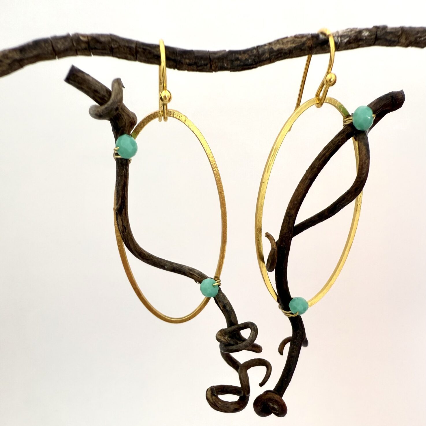 pendientes largos zarcillos y cristal. dorados