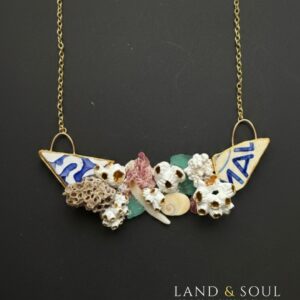 Collar creado con barnacles, cerámicas recuperadas y fragmentos de conchas y elementos marinos. Artesanal y unico