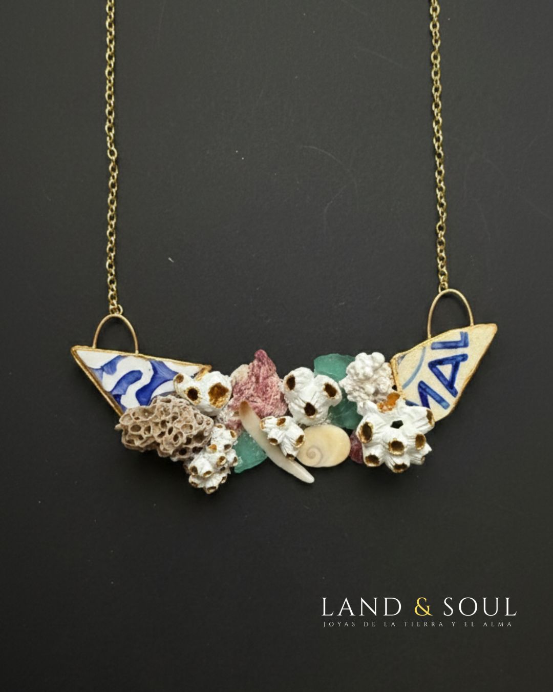 Collar Alma del Mar Collar creado con barnacles, cerámicas recuperadas y fragmentos de conchas y elementos marinos. Artesanal y unico