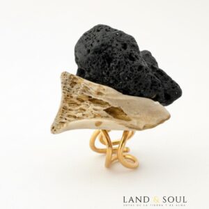 ista lateral del anillo de lava y hueso marino con detalles dorados, joya escultórica.