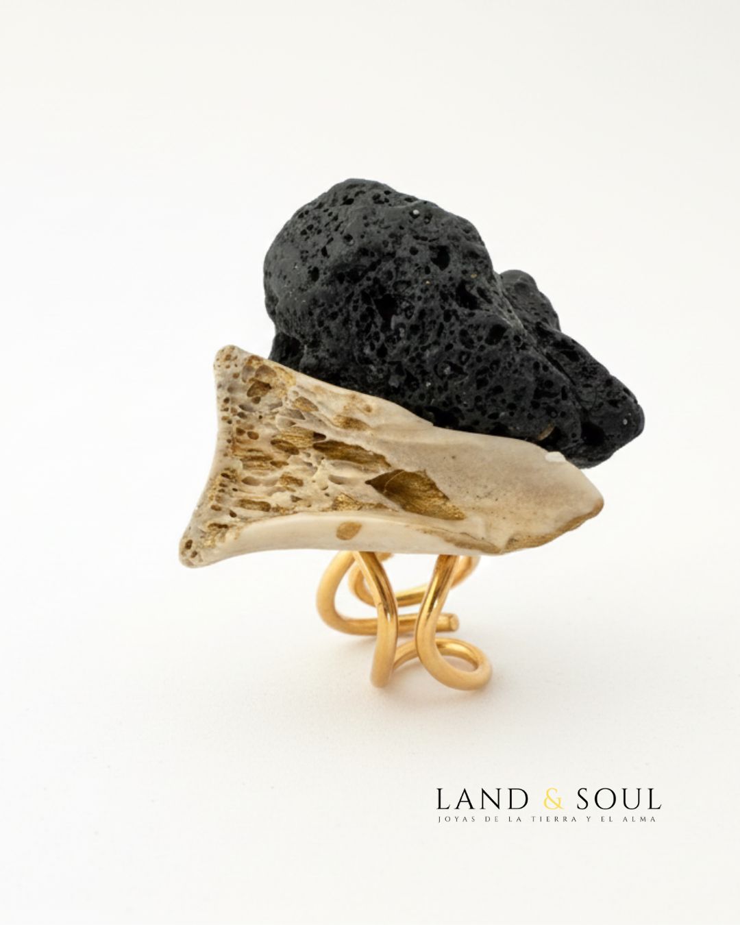 ista lateral del anillo de lava y hueso marino con detalles dorados, joya escultórica. ista lateral del anillo de lava y hueso marino con detalles dorados, joya escultórica.