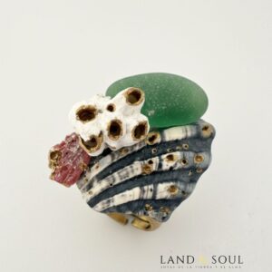 "Anillo artesanal Land & Soul con cerámica marina, cristal del mar verde y barnacles naturales sobre base de latón ajustable."