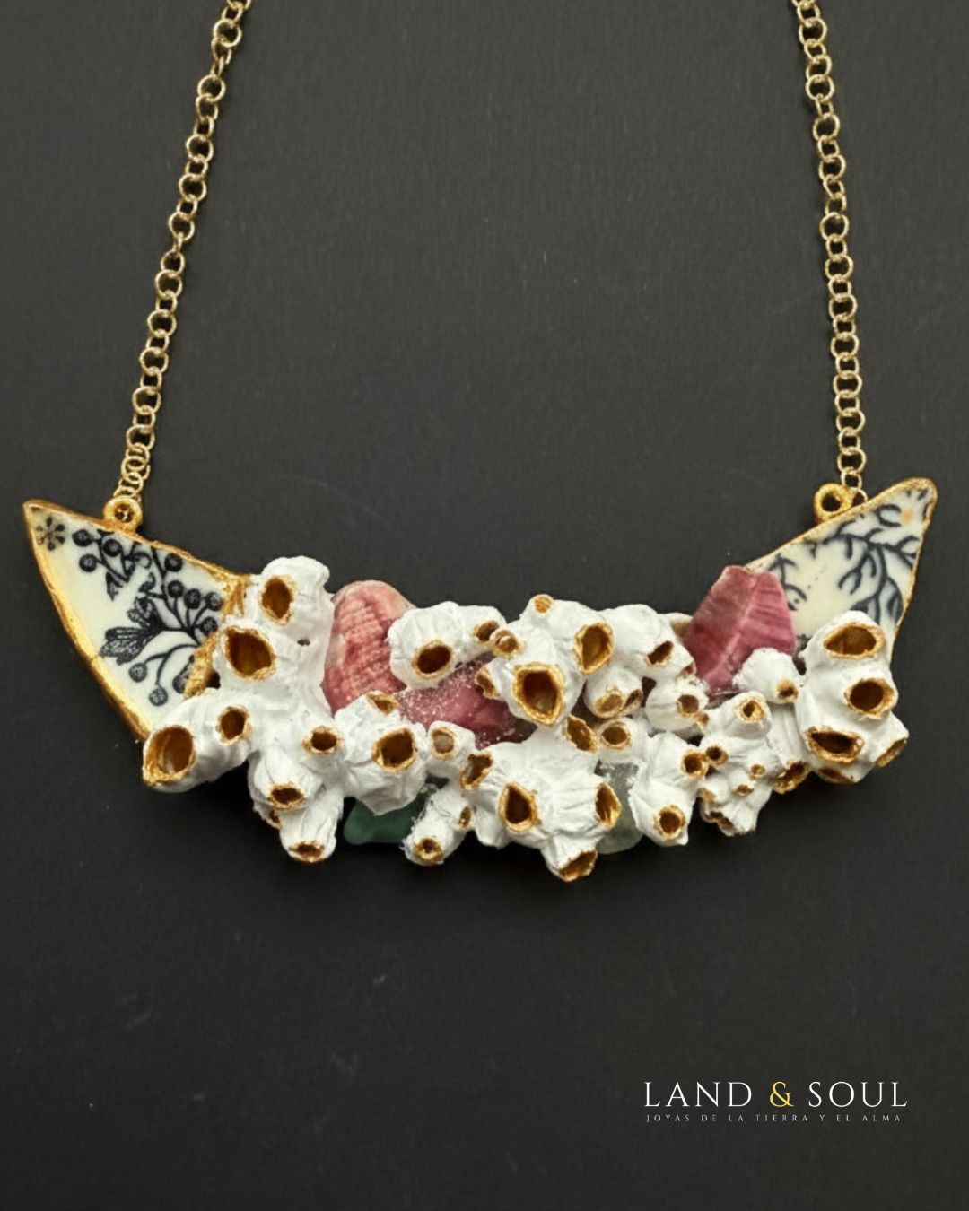 “Collar de 9 cm elaborado con barnacles unidos con resina, piezas de cerámica marina y cristales del mar, sobre cadena dorada – diseño exclusivo Land & Soul.” “Collar de 9 cm elaborado con barnacles unidos con resina, piezas de cerámica marina y cristales del mar, sobre cadena dorada – diseño exclusivo Land & Soul.”