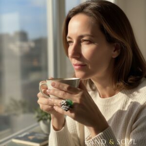 "Anillo artesanal Land & Soul con cerámica marina, cristal del mar verde y barnacles naturales sobre base de latón ajustable."