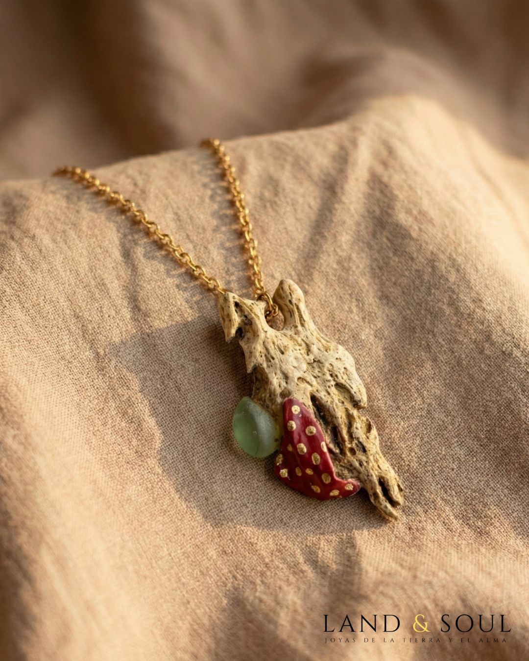 colgante de hueso, concha y cristal del mar