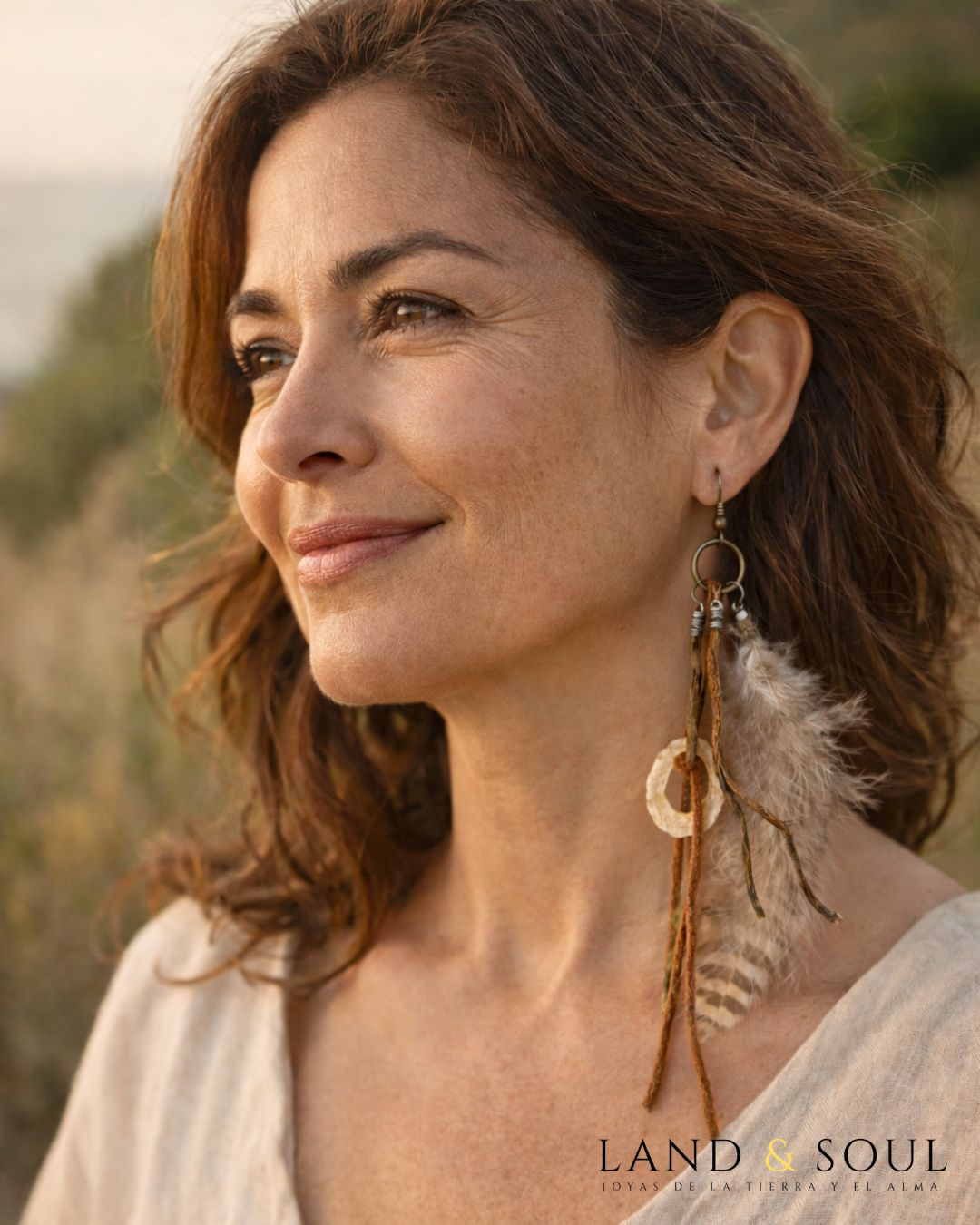 Modelo con Pendientes plumas tribales 5 pendientes plumas naturales. pendientes artesanales tribales