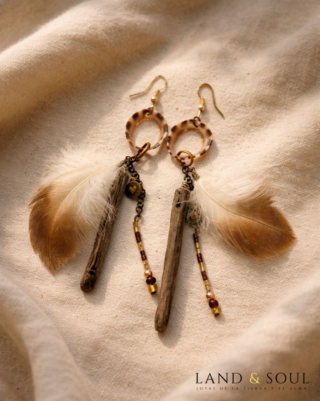 pendientes de plumas naturales, madera del mar y conchas de lapas erosionadas. pendientes únicos y exclusivos