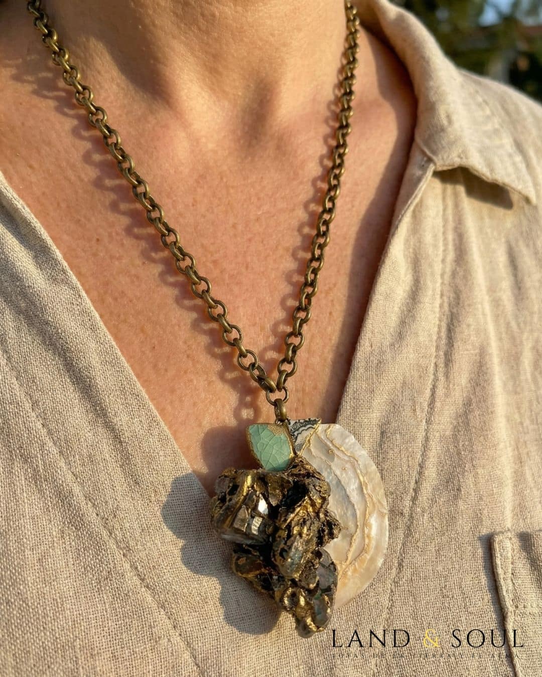 técnica kintsugi. Materiales:fragmento de concha, cerámica y una roca sintética. Cadena de eslabones color oro viejo. Creación única y exclusiva