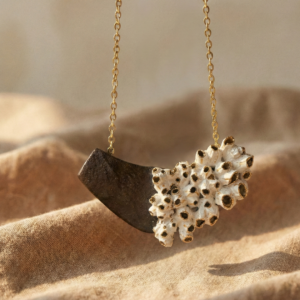 Collar escultórico creado a partir de barnacles naturales recolectados en la costa mediterránea y una pieza de cuero viejo color negro y recolectado tambien en la playa. Intervenido mediante un proceso artístico manual que combina resina y pigmentos para realzar sus formas orgánicas y su textura marina original.