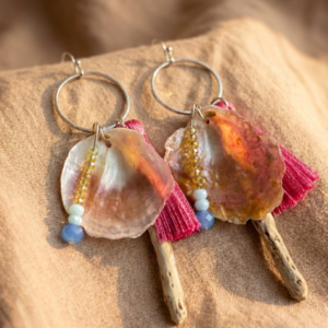 pendientes con nácar color rosa, madera de deriva, pompon y cuentas de cristal