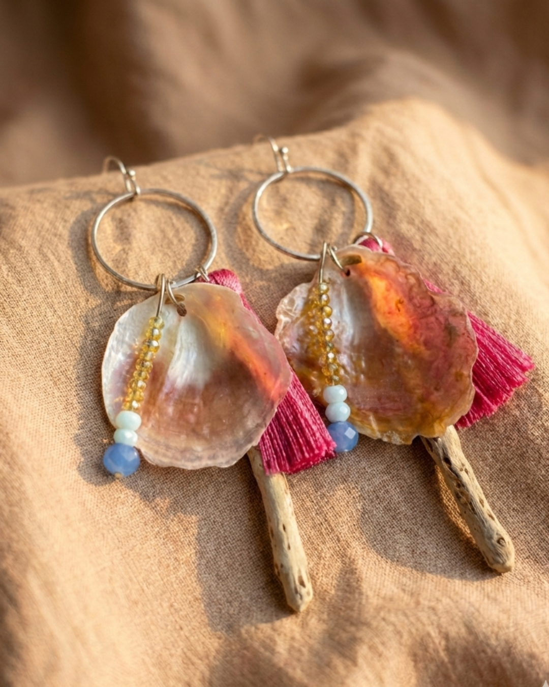 pendientes con nácar color rosa, madera de deriva, pompon y cuentas de cristal