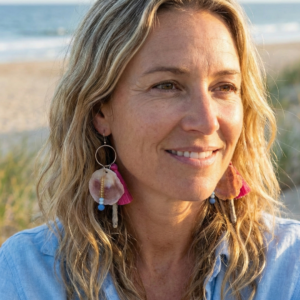 pendientes con nácar color rosa, madera de deriva, pompon y cuentas de cristal