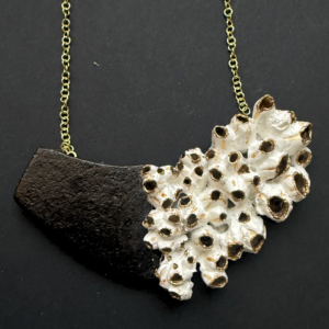 Collar escultórico creado a partir de barnacles naturales recolectados en la costa mediterránea y una pieza de cuero viejo color negro y recolectado tambien en la playa. Intervenido mediante un proceso artístico manual que combina resina y pigmentos para realzar sus formas orgánicas y su textura marina original.