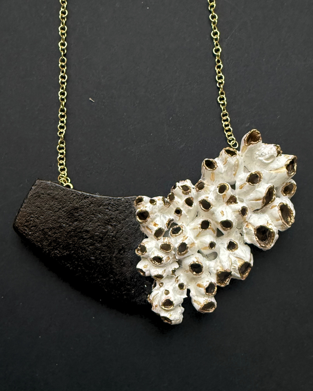 Collar escultórico creado a partir de barnacles naturales recolectados en la costa mediterránea y una pieza de cuero viejo color negro y recolectado tambien en la playa. Intervenido mediante un proceso artístico manual que combina resina y pigmentos para realzar sus formas orgánicas y su textura marina original. Collar escultórico creado a partir de barnacles naturales recolectados en la costa mediterránea y una pieza de cuero viejo color negro y recolectado tambien en la playa. Intervenido mediante un proceso artístico manual que combina resina y pigmentos para realzar sus formas orgánicas y su textura marina original.